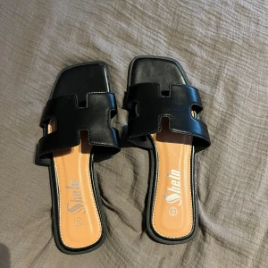 Svarta sandaler från Shein - Stilrena svarta sandaler från Shein, köptes på Vinted men tyvärr inte passade, det är inte använda och är väldigt fina! 