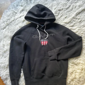 Gant hoodie svart - Gant Hoodie svart, fint skick inga defekter eller slitage. Storlek: S. Hör av dig vid fler frågor!