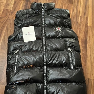 Moncler Väst - Säljer denna moncler väst då den passar mig inte längre bra till sommaren billig bra Qr kod finns man kommer till moncler hemsida kom dm vid frågor osv! Kan gå ner i pris vid snabb affär 