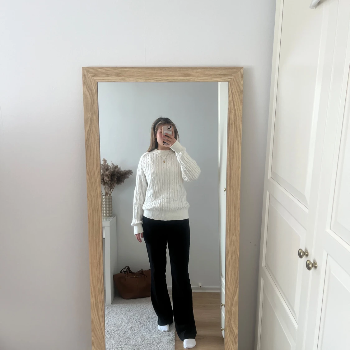 Vit ribbad stickad tröja