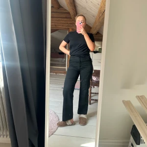 Svarta kostymbyxor från Madlady - Säljer ett par svarta kostymbyxor från Madlady med hög midja och raka ben. Byxorna har en klassisk passform och är perfekta för en stilren look. De är köpta secondhand och har endast använts någon gång. De har blivit lite för små för mig så det är därför jag säljer dem🥰