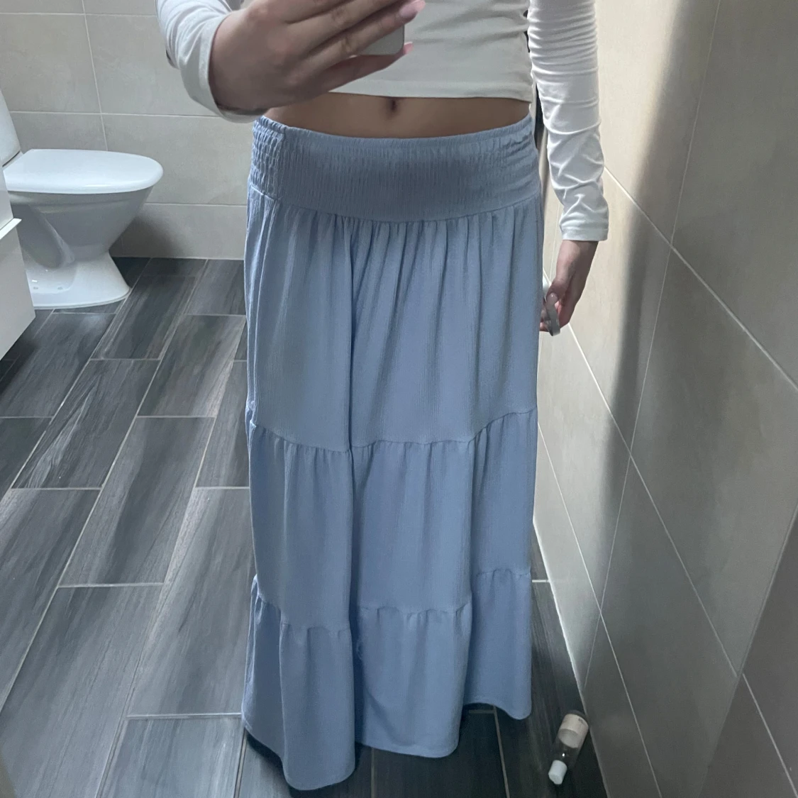 Ljuslila långkjol med volanger