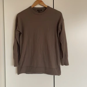 Brun tröja från Massimo Dutti - Säljer en stilren brun tröja från Massimo Dutti i storlek XS. Tröjan är i bara använd ett fåtal gånger