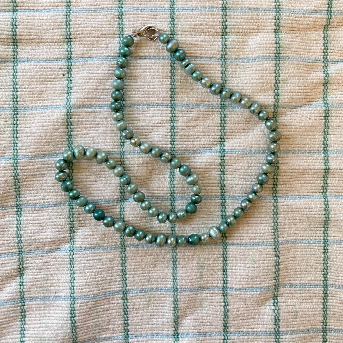 Grönt pärlhalsband