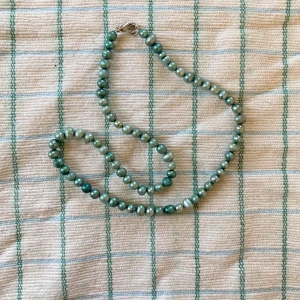 Grönt pärlhalsband - Säljer ett halsband med gröna pärlor i olika nyanser🌸❤️