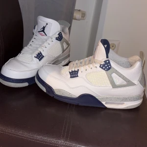 Jordan4 midnight navy  - Säljer mina Jordan 4 midnight navy använda ett par gånger fick dem som födelsedags present runt augusti 2024. Hör av er vid flera funderingar 