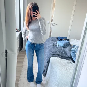 Blå bootcut jeans - Säljer dessa fina Lee jeans då de är lite korta på mig💕