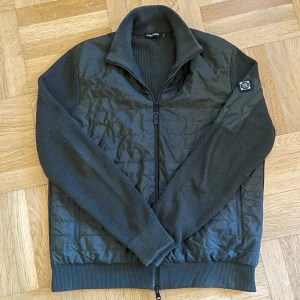 Cardigan - J. Lindeberg - Sällsynt cardigan från J.Lindeberg. Storlek L, passar även M! Skick: 8/10, lite smått nopprig, går lätt att ta bort. 