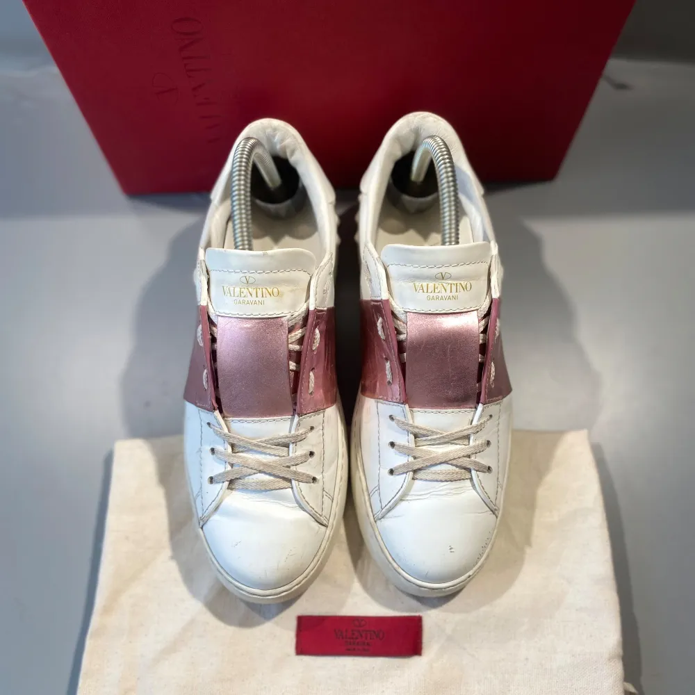 Hej! Säljer nu mina skor från märket Valentino, storlek 38, okej skick, givetvis äkta. Tveka inte på att höra av dig om du har frågor eller funderingar kring skorna! . Kengät.