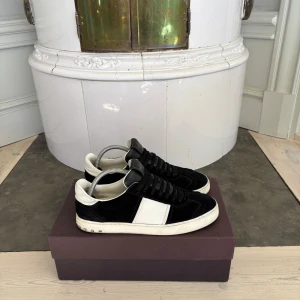 Valentino flycrew - Flycrews i strlk 42 passar större, knappat använda. Alla spikar kvar samt allt og, hör av dig vid minsta fråga eller fundering// Victor