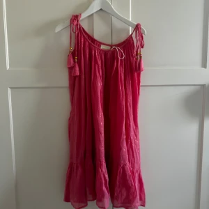Rosa strand klänning - Jättenice söt rosa strand klänning köpt på en marknad i Ibiza. Bra skick inget synligt slitage, använt sparsamt. 