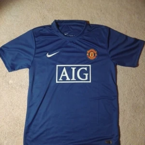Man Utd t-shirt - Retro Manchester United fotbollströja från 07/08, Billig av en anledning (Kolla mitt plick namn), skriv vid frågor! Helt ny och oanvänd, perfekt kvalité och påse medföljer👌 priset är ej hugget i sten💯  (Kolla profilen för mer fotbollströjor