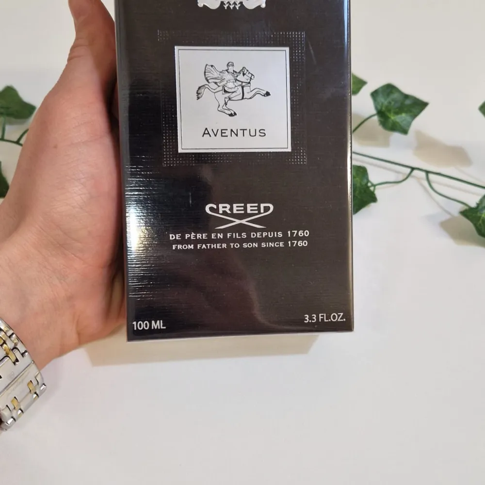Säljer en exklusiv Creed Aventus parfym i en elegant svart förpackning. Flaskan rymmer 100 ml och är känd för sin tidlösa och kraftfulla doft. Perfekt för den som vill ha en lyxig och sofistikerad doftupplevelse.. Perfume.