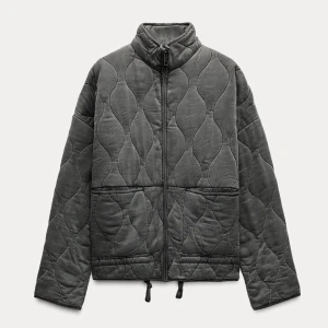 Grå quiltad jacka - Säljer min Zara jacka då jag tog fel storlek men jätteskön till våren kanske och speciellt till hösten, bara testat så aldrig använt