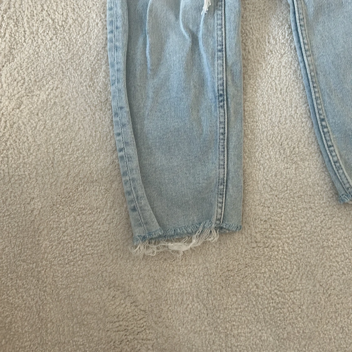 Ljusa jeans med slitningar - 3