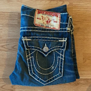 True Religion Jeans Ricky Super T - !skicka bud för snabb affär! Feta true religion jeans, storlek 31 i bra skick. Skriv om ni undrar någonting 📲