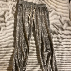 Mjukisbyxor fleece - sköna mjukisbyxor i fleece material med snörning. strl S. mudd i benslut