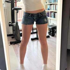 Lågmidjade korta jeansshorts  - Lågmidjade aaassnygga jeansshorts😍korta men passar mig som är en S/36/38 och 167 cm, men funkar nog på fler beroende på hur man vill att de ska sitta!