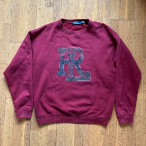 Röd Ralph Lauren Tröja - Snygg Ralph Lauren tröja i ett fint skick, färgen har gått av lite på märket men ser fortfarande bra ut! 🙌🏼 // Storlek: Medium, jag på bild är 177cm 