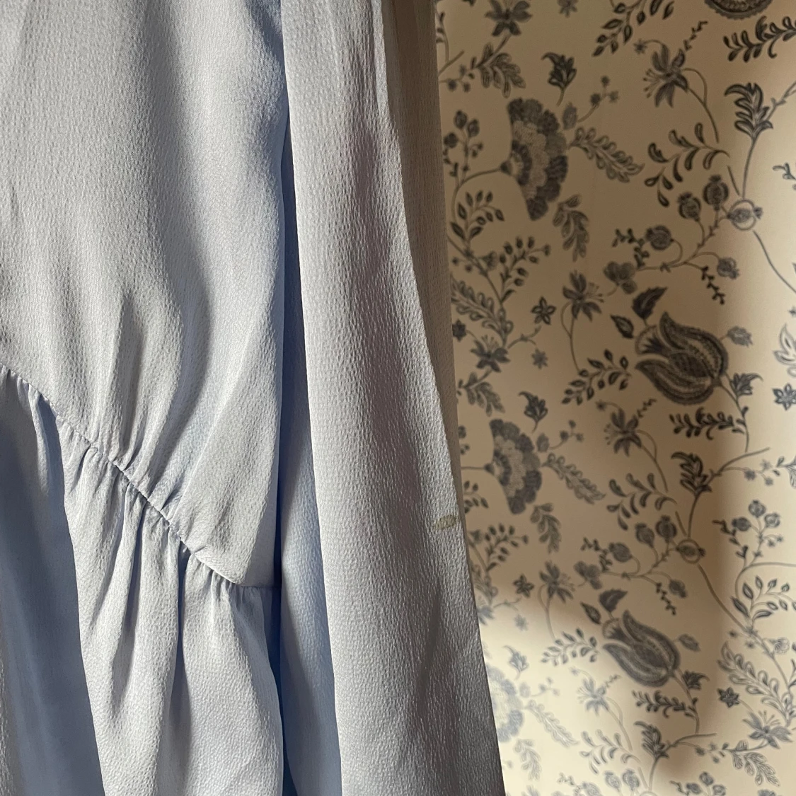 Ljusblå blus med v-ringning från Aware - 2