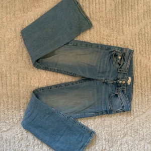 Gina jeans - Säljer dessa snygga bootcut jeans från Gina Tricots Young avdelning då de har blivit för små på mig! Använts en del men finns inga tydliga tecken på användning.💞. Är i storlek 170 men enkelt sagt XS.                                                        -Fråga på om det finns några otydligheter                              -Priset kan diskuteras!