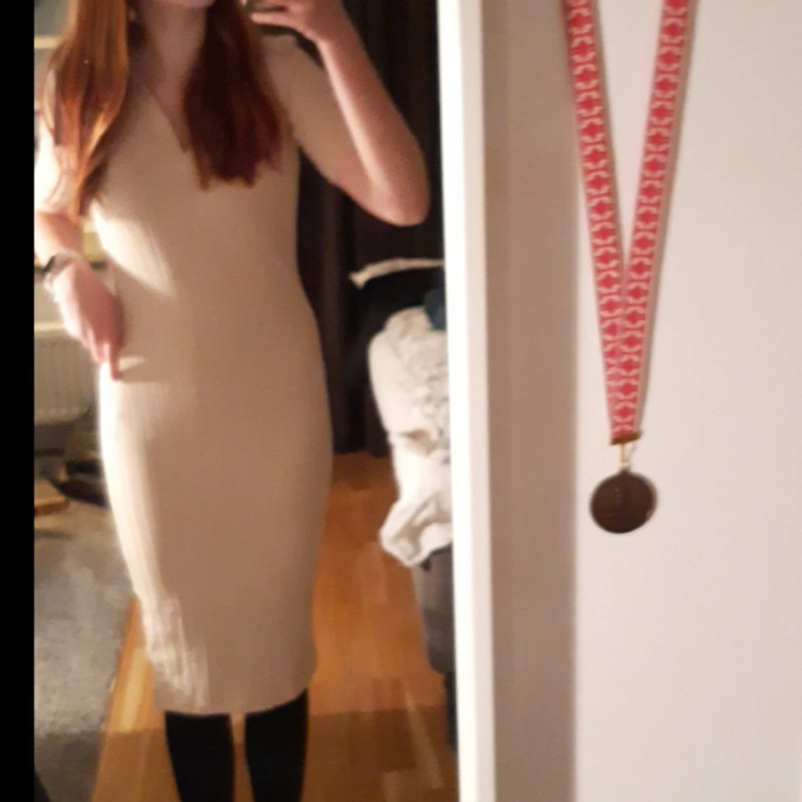 Beige ribbad klänning från NA-KD