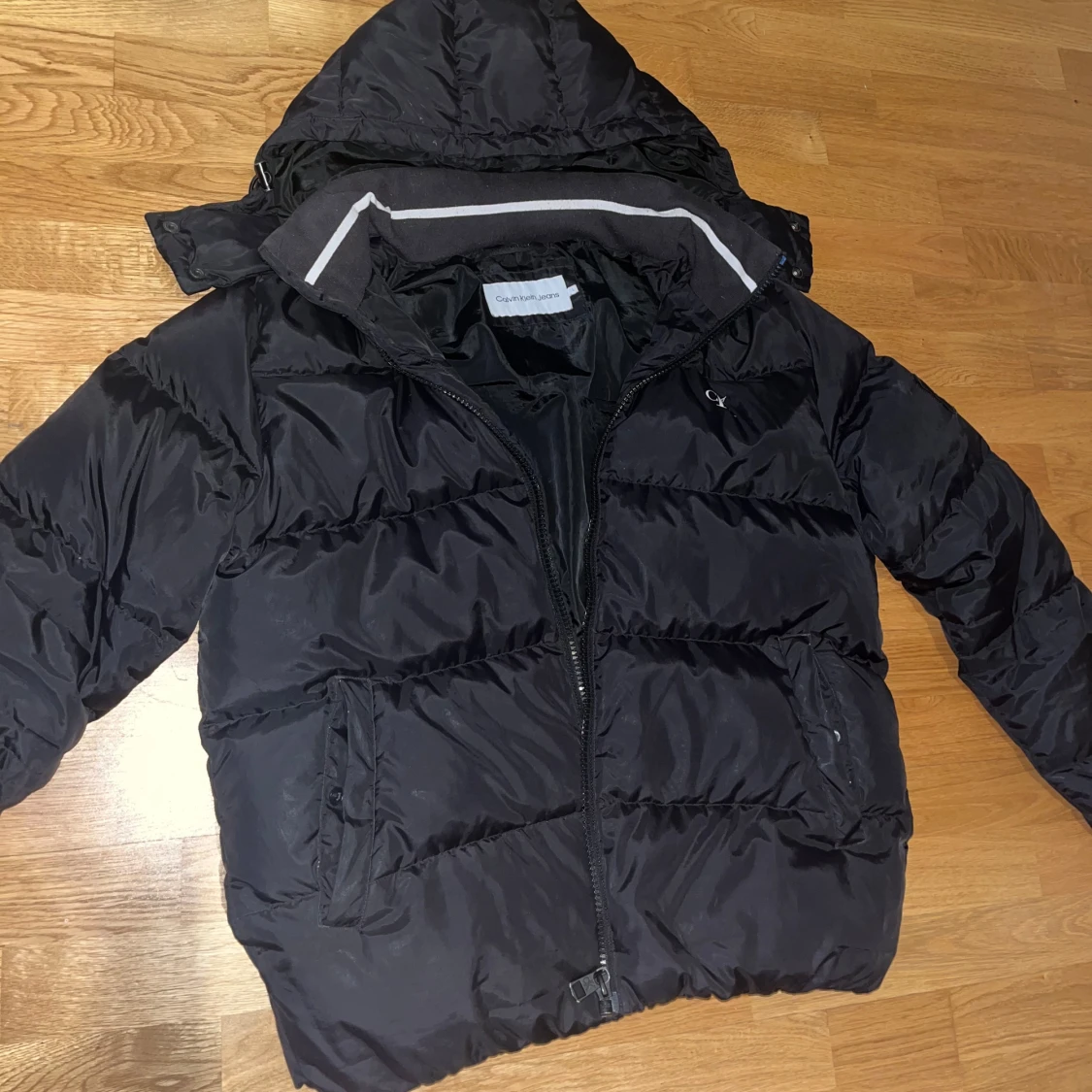 Svart pufferjacka från Calvin Klein - 3