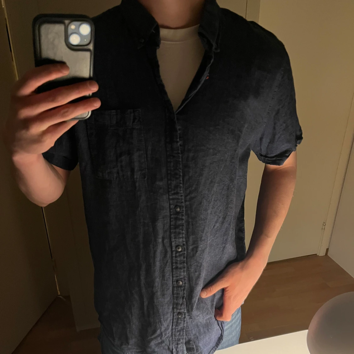 Mörkblå linneskjorta med kort ärm