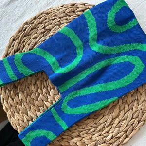 Blå och grön väska - Säljer en färgglad väska i blått med gröna vågiga mönster. 