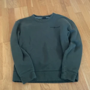 Grön sweatshirt från Sail Racing, stl 176 - Säljer en grön sweatshirt från Sail Racing med rund hals och diskret logga broderad på bröstet. Junior storlek 176.
