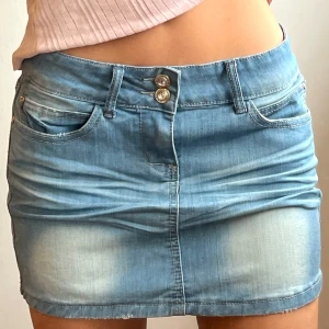 Jeanskjol  - Midjemått: 38cm, längd: 30cm. Läs gärna min bio innan ni ställer frågor 💖