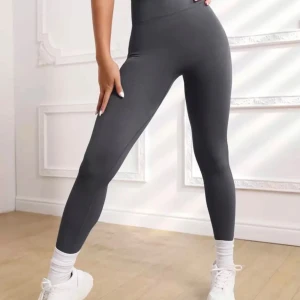 Mörkgrå seamless leggings - Mörkgrå seamless leggings med hög midja och tight passform. Tillverkade i en blandning av polyamid, polyester och elastan för extra stretch och komfort. Perfekta för träning eller en sportig look.