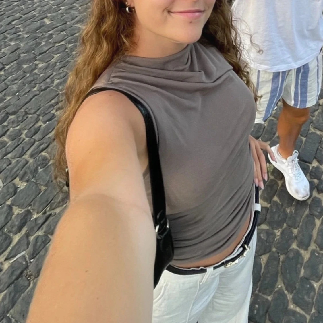 Brun ärmlös topp med drapering - 1