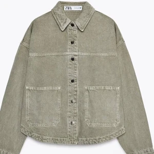 Jeansjacka Zara - Suuperfin grön jeansjacka från Zara😍😍 endast använd fåtal gånger så i nyskick🥰🥰 strl S