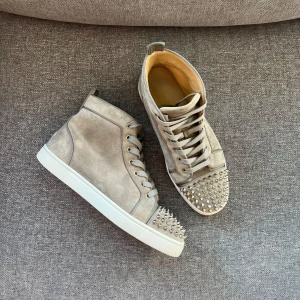 Christian Louboutin - Säljer ett par sköna loubs med box, dustbags och snören. Size 41. Hör av dr vid funderingar!