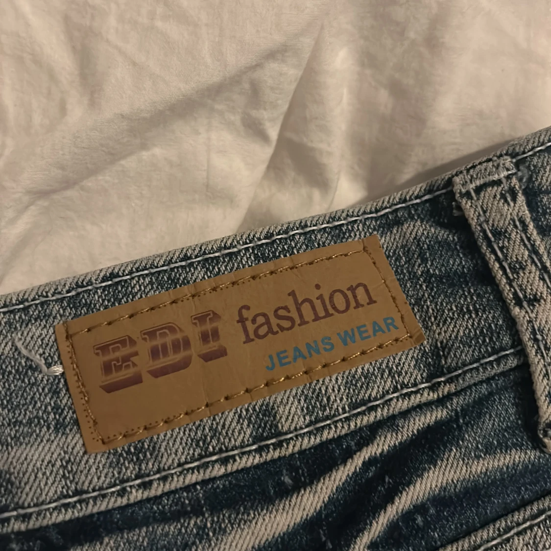 Ljusblå jeanskjol med broderad örn från EDI Fashion - 1