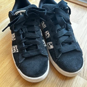 Svarta Adidas Campus med leopardmönster - Snygga svarta Adidas Campus sneakers med leopardmönstrade detaljer på sidorna. Slutsålda.