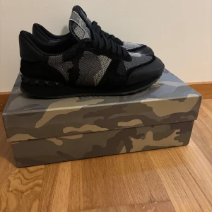 Valentino rockrunner - Snygga Valentino Garavani rockrunner med ett kamouflagemönster i svart och grått. Skorna har endast använts ett fåtal gånger och är i ett extremt bra skick. Hör gärna av dig vid funderingar😁