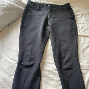 Svarta kostymbyxor - Kostymbyxor från bik bok med slits nertill. Små i storleken så passar 38