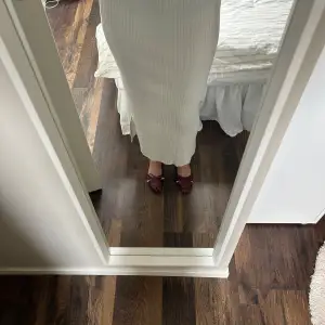 Säljer denna vita långkjol som jag köpte i en lite mindre butik i Göteborg. Köpte den för 500kr men säljer för 200kr!