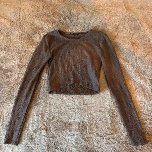 Brun långärmad topp från Zara - Säljer en brun långärmad topp från Zara. Helt ny, använd en gång🥰