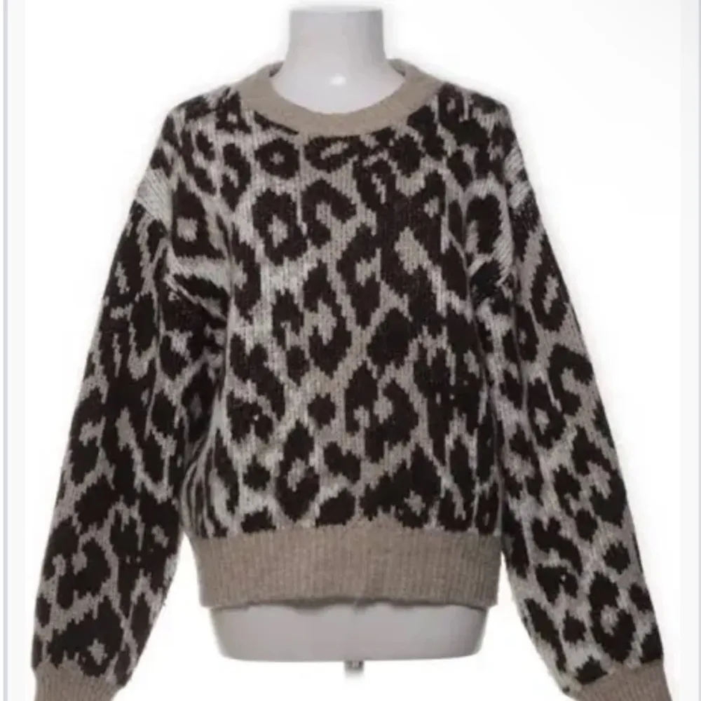 Säljer en stickad tröja med leopardmönster i svart och beige. Sticks inte alls!💖💖💖Passar mig som bär S/M men beror på hur man vill att den ska sitta . Neuletakit & Villapaidat.