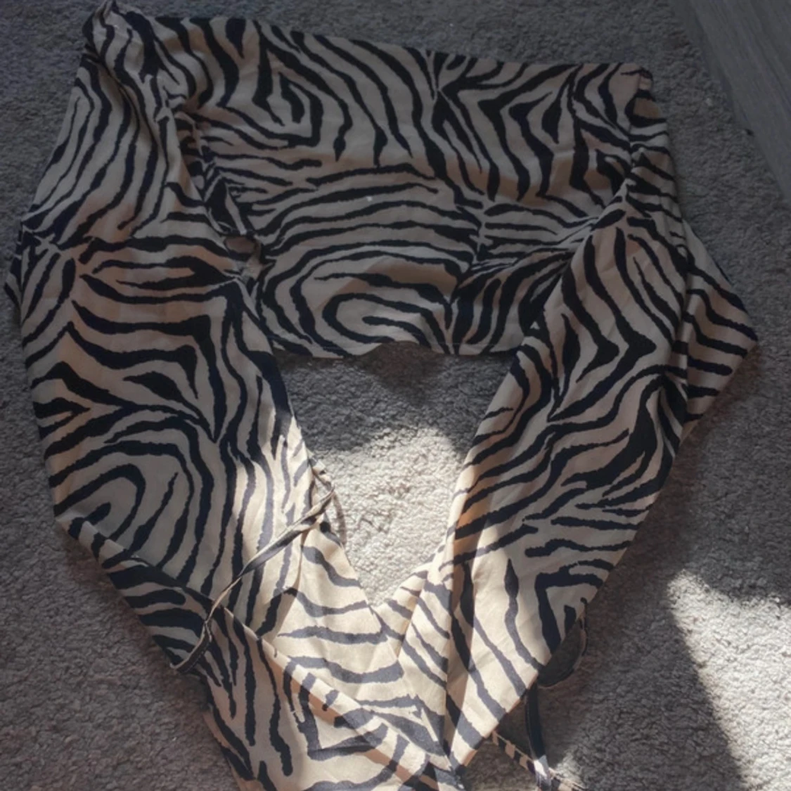 Zebramönstrad omlottopp från SHEIN - 1