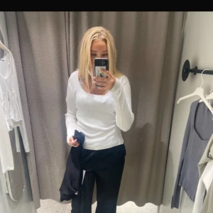 Vit ribbad långärmad tröja - Snygg vit långärmad tröja 