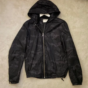 SANDRO DE PARIS WINDBREAKER  - Säljer nu min as snygga windbreaker då den börjar bli liten. Skick 8/10 Ny pris på 6999kr
