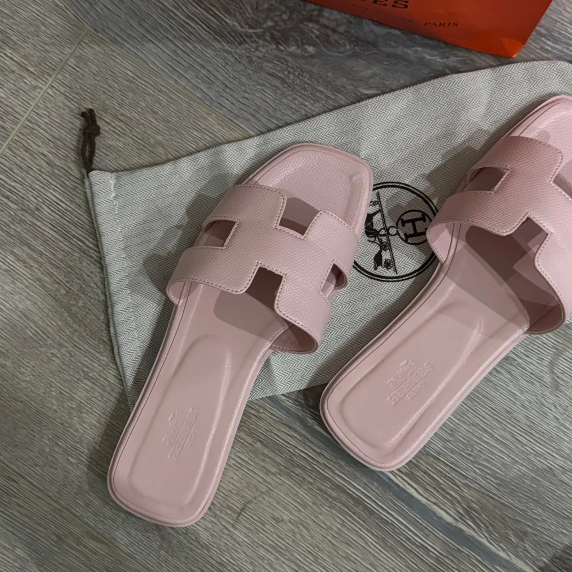 Oanvänd helt ny sandaler ljusrosa