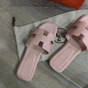 Oanvänd helt ny sandaler ljusrosa - Storlek 36 