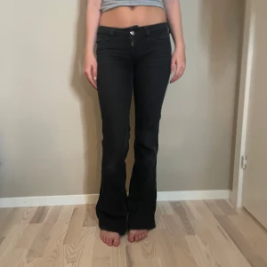 Svarta lågmidjade bootcut jeans - Jätte snygga Low waist bootcut jeans från weekday💞 tyvär för små för mig så därför säljer jag!