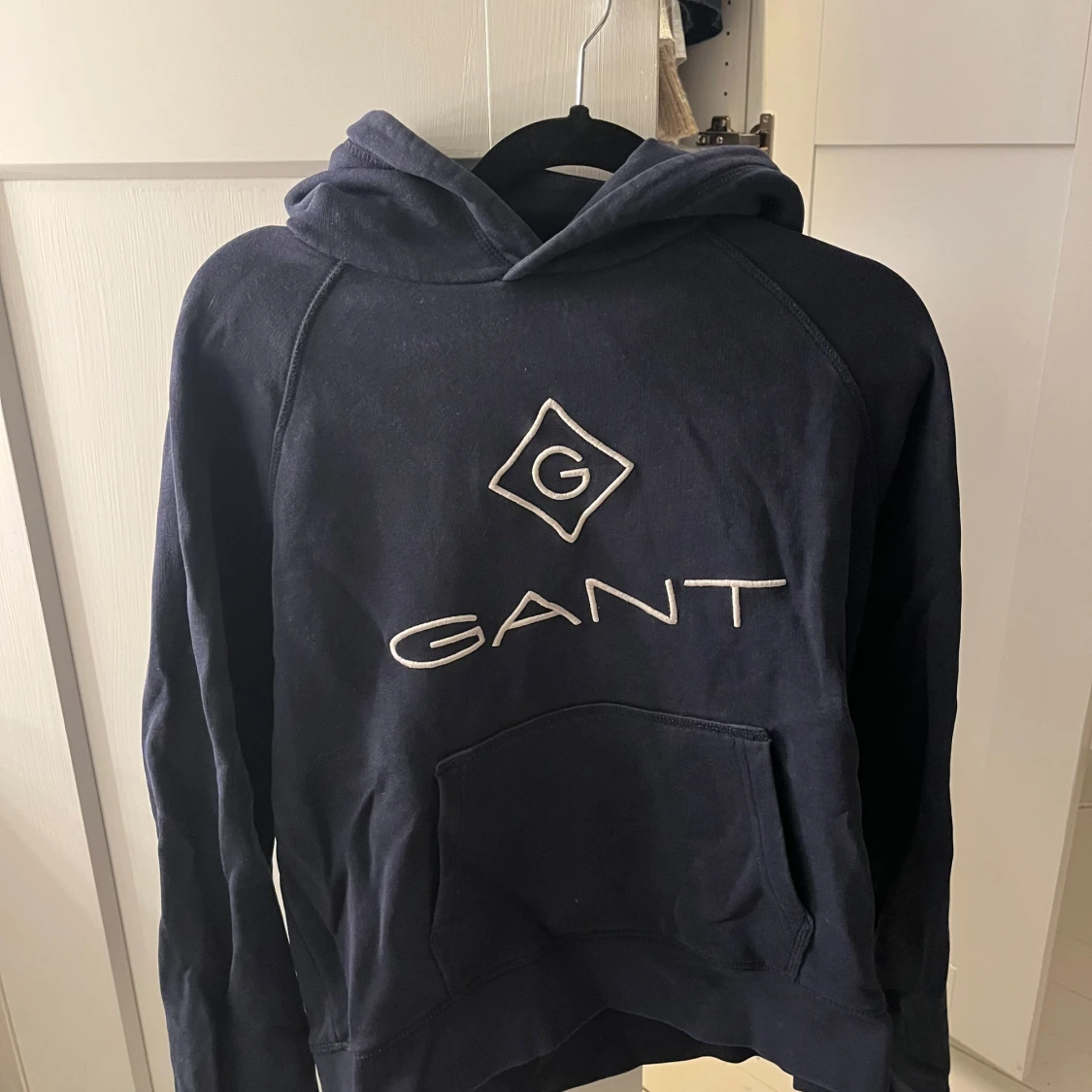 Mörkblå hoodie från GANT med logga