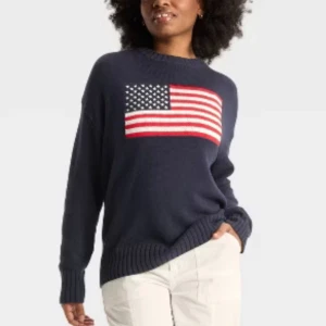 USA stickad tröja - Mörkblå stickad tröja med en stor amerikansk flagga på bröstet